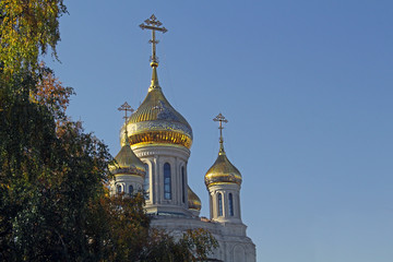 Fototapeta na wymiar Golden onion domes and crosses of Moscow churches.