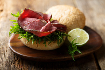 Burger with roast beef and lime sauce