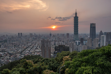 Fototapeta premium The beautiful view of Taipei, Taiwan city skyline