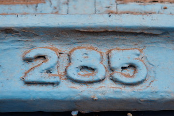 Numéro 285 recouvert de peinture bleue
