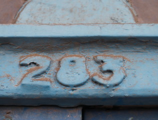 Numéro 283 recouvert de peinture bleue