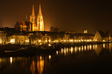 Fototapeta na wymiar Regensburger Dom bei Nacht