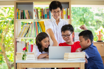 Fototapeta na wymiar asia school kids technology and communication with laptop