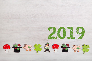 Hintergrund mit Glückssymbolen-2019