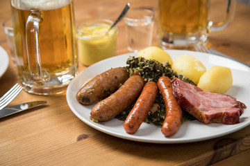 Oldenburger Grünkohl mit Grützwurst, Kassler und Mettenden dazu Bier und Korn