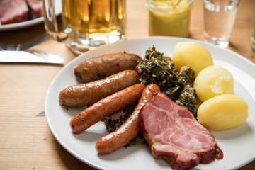 Oldenburger Grünkohl mit Pinkel, Kohlwurst, Kassler Nacken und Kartoffeln dazu Bier und Korn
