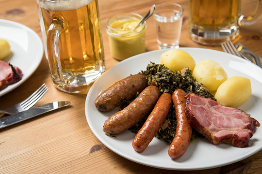 Oldenburger Gr&uuml;nkohl mit Pinkel, Kohlwurst, Kassler Nacken und Kartoffeln dazu Bier und Korn