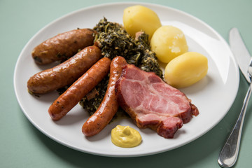 Oldenburger Grünkohl mit Pinkel, Kohlwurst, Kassler Nacken,  Kartoffeln und Senf