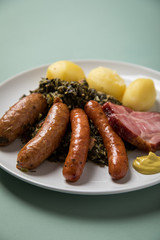 Oldenburger Grünkohl mit Pinkel, Kohlwurst, Kassler Nacken,  Kartoffeln und Senf