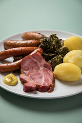 Oldenburger Grünkohl mit Pinkel, Kohlwurst, Kassler Nacken,  Kartoffeln und Senf