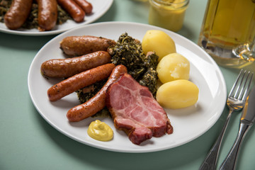 Oldenburger Grünkohl mit Pinkel, Kohlwurst, Kassler Nacken,  Kartoffeln und Senf