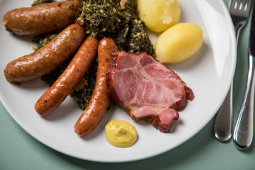 Oldenburger Grünkohl mit Pinkel, Kohlwurst, Kassler Nacken,  Kartoffeln und Senf