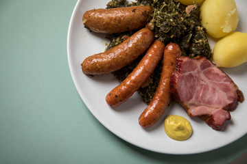 Oldenburger Grünkohl mit Pinkel, Kohlwurst, Kassler Nacken,  Kartoffeln und Senf