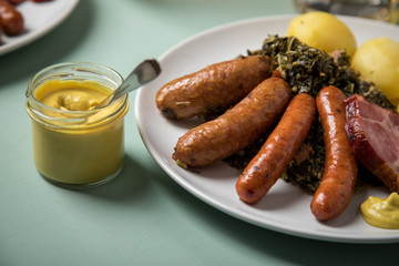 Oldenburger Grünkohl mit Pinkel, Kohlwurst, Kassler Nacken,  Kartoffeln und Senf