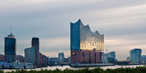 long exposure of Elbphilharmonie and Hafencity at sunrise