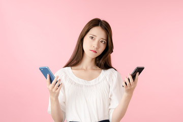 Naklejka premium スマホを比べる女性