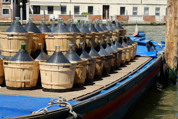 Fototapeta na wymiar Boot mit Flaschen in Venedig