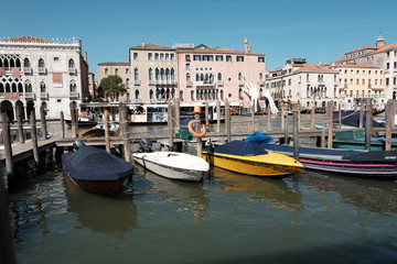 Fototapeta na wymiar Bootssteg in Venedig