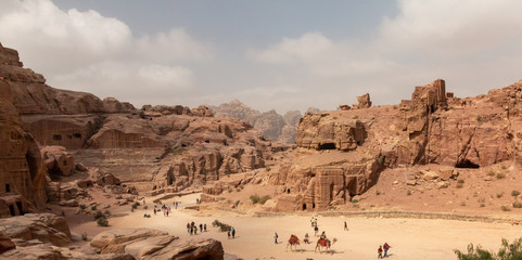 Blick auf das Gebirge der Felsenstadt Petra, Jordanien - obrazy, fototapety, plakaty