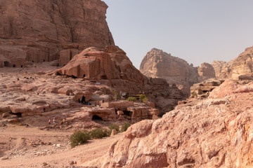 Blick auf Felsformationen in der antiken Stadt Petra, Jordanien