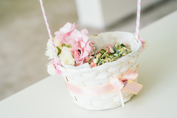 Wedding day accessoires - basket with flower boutonnieres