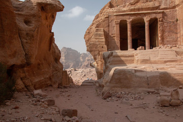 Blick auf Höhlen und Tempel der antiken Stadt Petra, Jordanien