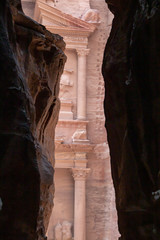 Felsenschlucht mit Blick auf den Khazne al-Firaun, Jordanien