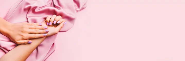 Foto op Plexiglas Manicure Mooie vrouw manicure op creatieve roze achtergrond met zijde stof. Minimalistische trend.