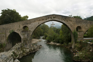 Fototapeta na wymiar Puente romano de Cangas de Onil en Asturias