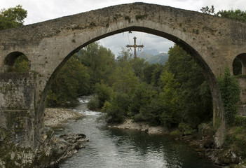 Fototapeta na wymiar Puente romano de Cangas de Onil en Asturias