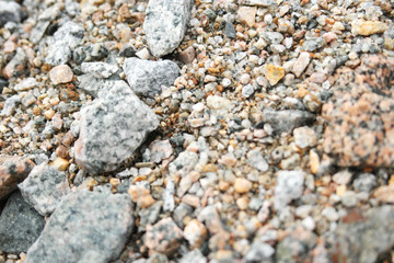 거칠은 자갈들...