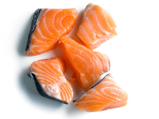 Trozos cortados de salmón fresco vistos cenitalmente