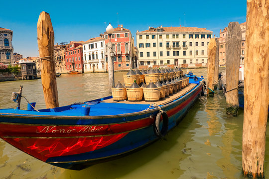 Boot mit Flaschen in Venedig © Florian