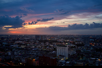 Obraz premium piękna panorama miasta na zachód słońca