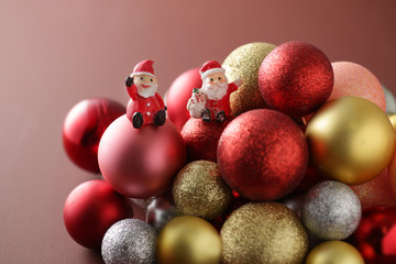 サンタクロースと丸いクリスマスオーナメント