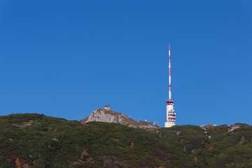 Blick auf den Dobratschgipfel mit Sender und Kirchlein