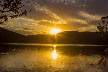 Fototapeta na wymiar the evening sun on the lake