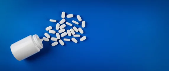 Papier Peint photo Pharmacie pilules médicales sur fond bleu. espace de copie vue de dessus