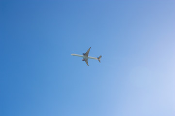 Plane that crosses the sky after leaving the airport