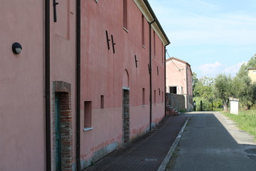 Facciata nel borgo rurale con strada e marciapiede