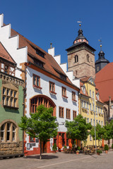 Obraz premium Historisches Rathaus und Stadtkirche am Marktplatz in Schmalkalden, Thüringen