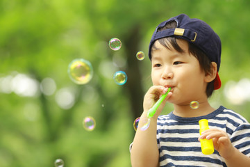 遊ぶ男の子