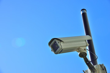 防犯カメラと青空