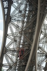 Eiffelturm, Detailaufnahme mit rotem Aufzug, Menschen, Paris, Frankreich, Europa