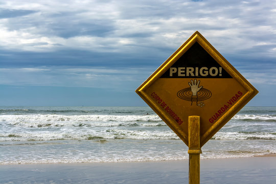 Placa de Perigo na Praia do Pinheiro no Guaruj&aacute;. Estrada do Canal de Bertioga. km 18,5.
