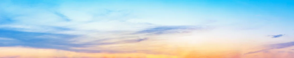 Photo sur Plexiglas Ciel Ciel panoramique spectaculaire avec des nuages au crépuscule. Image panoramique.