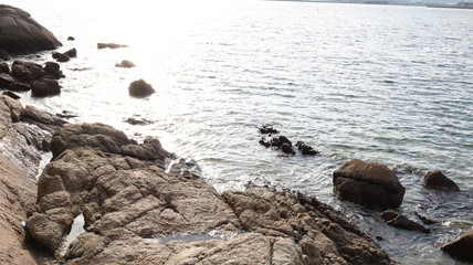 Fototapeta na wymiar 蒲郡 竹島の遊歩道から臨む岩場の海