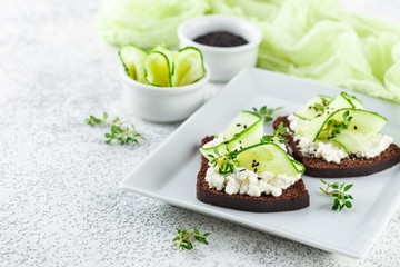 Toasts with ricotta, cucumber and black sesame