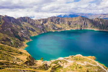 Fototapeta na wymiar Amazing view of Quilotoa lagoon, volcanic crater lake in Ecuador 