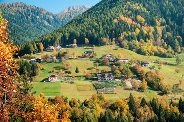 Paesino in vallata di montagna